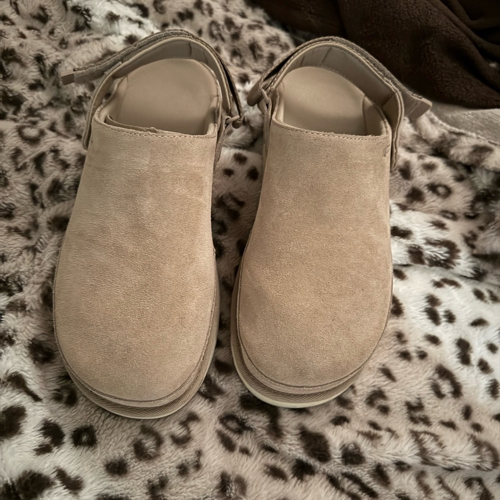 UGG Tan Slingback Slippers - Picture 7 of 9
